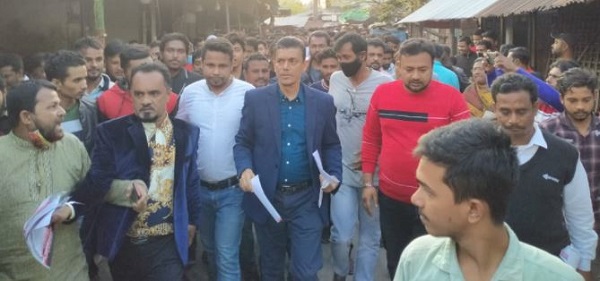 দ্রব্যমূল্যের দাম বৃদ্ধির প্রতিবাদে খুলনায় রকিবুল ইসলাম বকুলের লিফলেট বিতরন