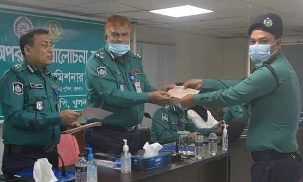 কেএমপির মাসিক অপরাধ পর্যালোচনায় শ্রেষ্ঠ অফিসার এস আই রফিক ও রেজোওয়ান