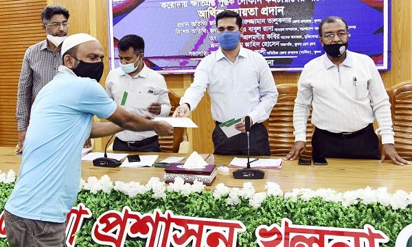 করোনায় ক্ষতিগ্রস্ত পুস্তক দোকান কর্মচারীদের মাঝে আর্থিক সহায়তা প্রদান