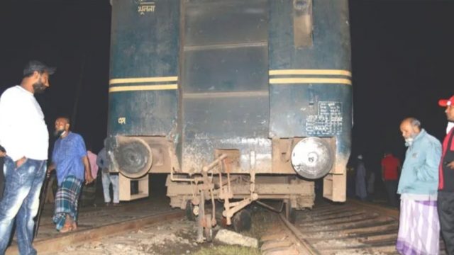 যশোরে লাইনচ্যুত ট্রেন, খুলনার সঙ্গে সারা দেশের রেল যোগাযোগ বন্ধ