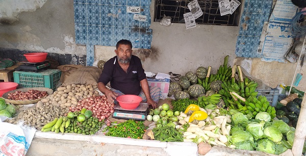 ডুমুরিয়ায় সবজির দাম কম হলেও-টমেটো ব্যাপক চড়া
