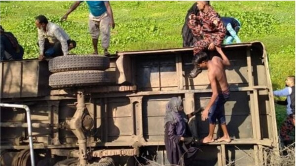 ডুমুরিয়ায় নিয়ন্ত্রণ হারিয়ে বাস খালে; আহত ২৫