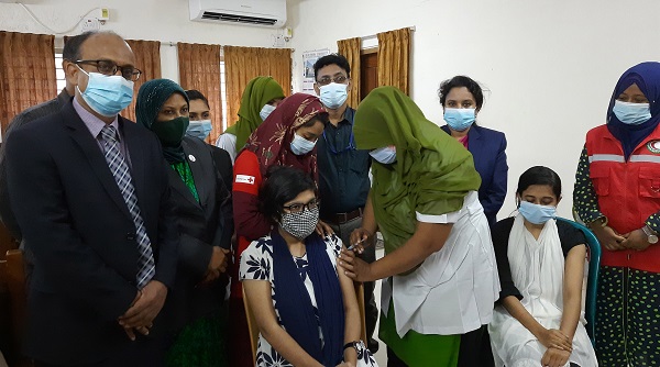 মাগুরায় এইচএসসি পরীক্ষার্থীদের করোনা টিকা প্রদান