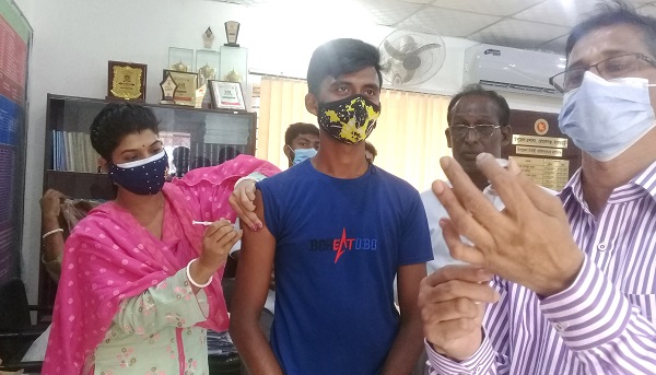 মোরেলগঞ্জে করোনা টিকা নিতে স্বতঃস্ফুর্ত শিক্ষার্থীদের ভিড়