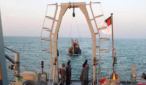 বঙ্গোপসাগরে ইঞ্জিন বিকল বোট থেকে ১৭ জেলেকে উদ্ধার করেছে নৌবাহিনী