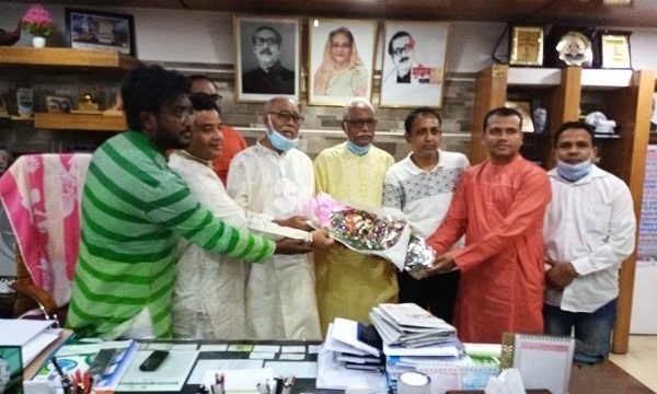 বঙ্গবন্ধু পরিবারের সদস্য ও আওয়ামী লীগের নেতৃবৃন্দের সাথে নগর ও জেলা স্বেচ্ছাসেবক লীগের নব-নির্বাচিত সভাপতি ও সাধারণ সম্পাদক শুভেচ্ছা বিনিময়