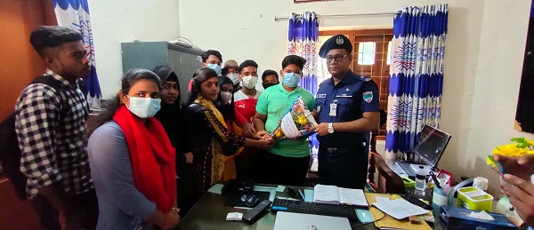 তালা থানা ওসি’র সাথে ‘আমরা বন্ধু’র সৌজন্য সাক্ষাত