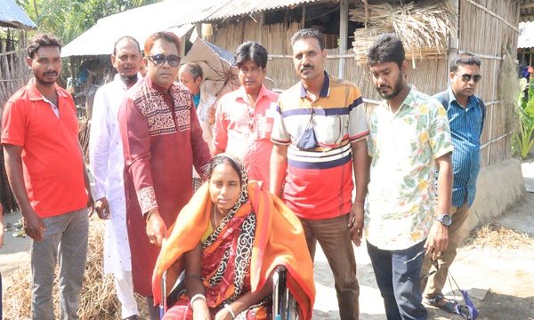 ইউপি চেয়ারম্যান তুহিনের উদ্যোগে হুইলচেয়ার বিতরণ
