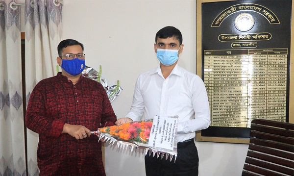 তালায় নবাগত ইউএনও কে ফুলের শুভেচ্ছা