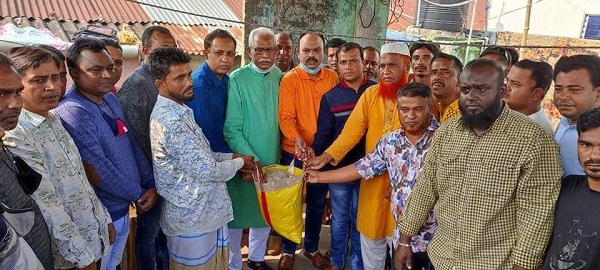 আগুনে পুড়ে ক্ষতিগ্রস্ত পরিবারের মাঝে নগর স্বেচ্ছাসেবক লীগের খাদ্য সহায়তা