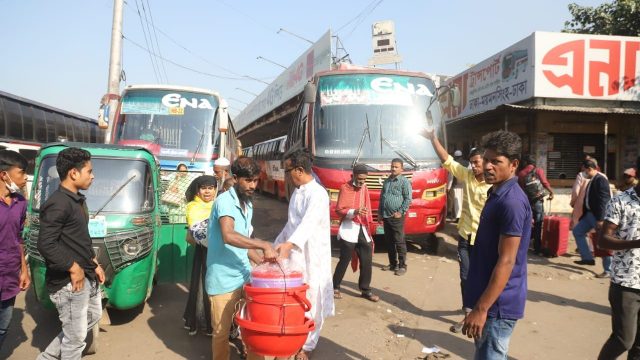 ঢাকাসহ সারাদেশে বাস চলছে, আছে বাড়তি ভাড়া নেওয়ার অভিযোগ