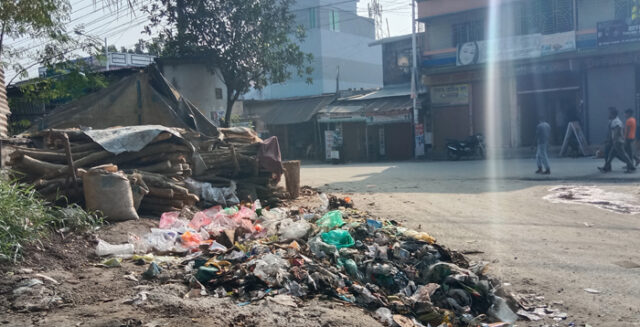 পরিবেশ অধিদপ্তরের নিস্ক্রিয়তায় বন্ধ হচ্ছে না নিষিদ্ধ পলিথিন