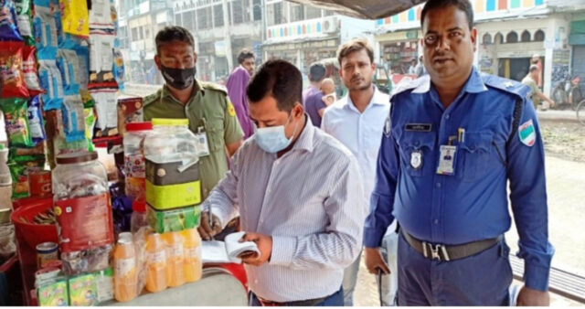 কেশবপুরে অবৈধভাবে ফুটপাথ দখল করায় ৪ ব্যবসায়ীকে জরিমানা