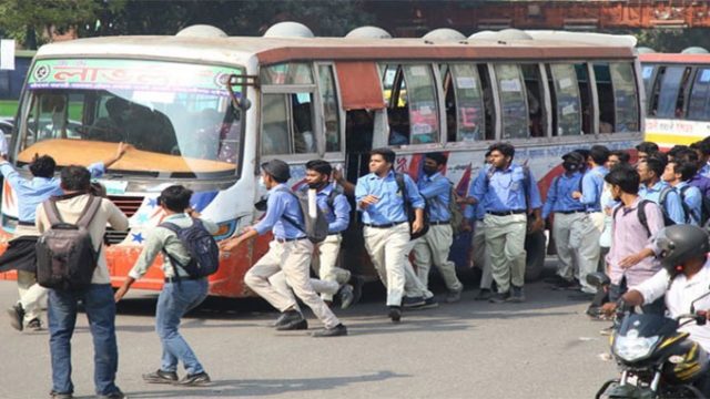 গণপরিবহনে শিক্ষার্থীদের হাফ ভাড়া নেওয়ার সিদ্ধান্ত