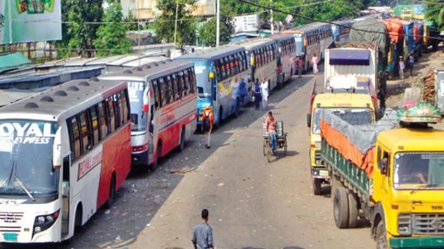 দৌলতদিয়ায় ফেরি পারাপারের অপেক্ষায় ৮০০ যানবাহন