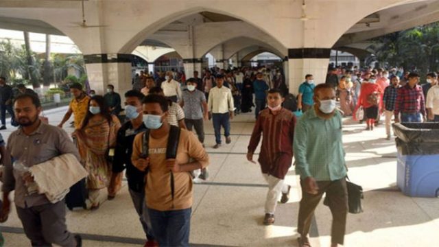 ধর্মঘটের দ্বিতীয় দিনে কমলাপুর রেলস্টেশনে উপচেপড়া ভিড়