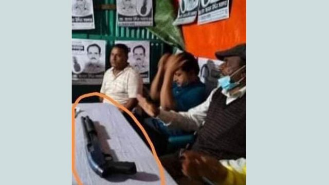 নির্বাচনী প্রচারণায় পেছনে পোস্টার, টেবিলে শর্টগান!