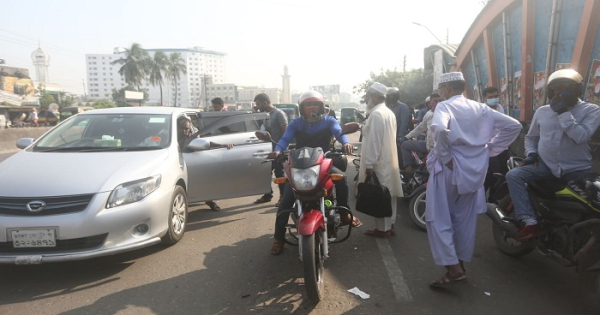 বাস বন্ধে ভোগান্তিতে ঢাকার মানুষ