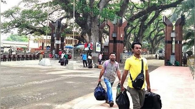 পরিবহন ধর্মঘট: বেনাপোলে আটকা কয়েকশো মানুষ