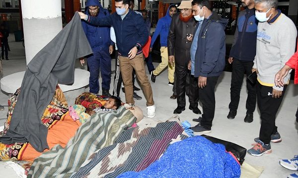 খুলনার জেলা প্রশাসক ছিন্নমূল মানুষের মাঝে শীতবস্ত্র বিতরণ করেন