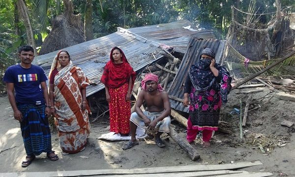মোরেলগঞ্জে জমি দখল দিনমজুরের বসতবাড়ি চটে দিয়েছেন দুর্বৃত্তরা