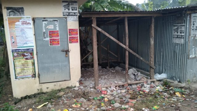 মোল্লাহাটে মসজিদের প্রস্রাব খানা ভেঙ্গে দোকান ঘর তৈরিতে ক্ষুব্দ মুসল্লিগণ