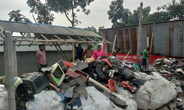 ডুমুরিয়ায় ফিল্মি স্টাইলে ঘরবাড়ি ভাঙচুর গাছ কর্তন