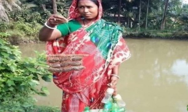 ডুমুরিয়ার সফল নারী মুক্তা চাষী একজন সীমা মিস্ত্রি