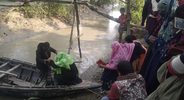 মোরেলগঞ্জ পল্লীতে গ্রীল খুলে ডাকাতি বেঁধে রেখে গৃহবধূকে ধর্ষণ