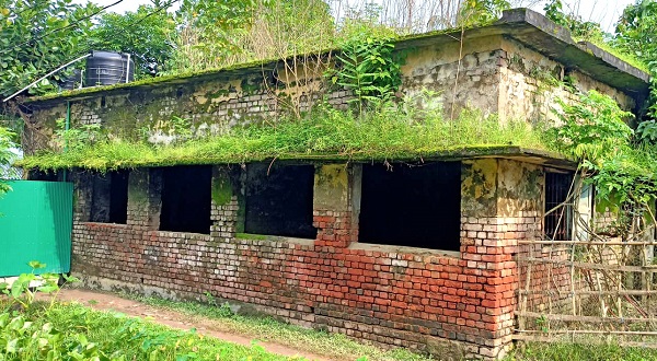 মোরেলগঞ্জে ঝুঁকিপূর্ণ ষ্টেডিয়াম ভবনটি এখন মরনফাঁদ