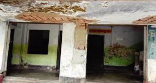 পরিত্যাক্ত ঘোষিত জরাজীর্ণ ভবনেই চলছে খুলনা সরকারি প্রতিবন্ধী স্কুল
