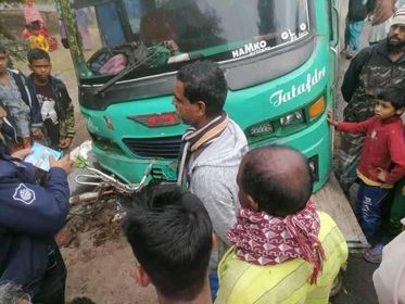বটিয়াঘাটায় সড়ক দুর্ঘটনায় আহত দুই, বাস আটক