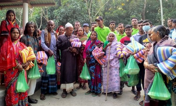 চিতলমারীতে দুঃস্থদের মাঝে শীতবস্ত্র বিতরণ