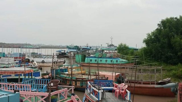 মোংলা বন্দরে তিন নম্বর সংকেত বহাল দিনভর বৃষ্টি, বাতাসে বেড়েছে শীত