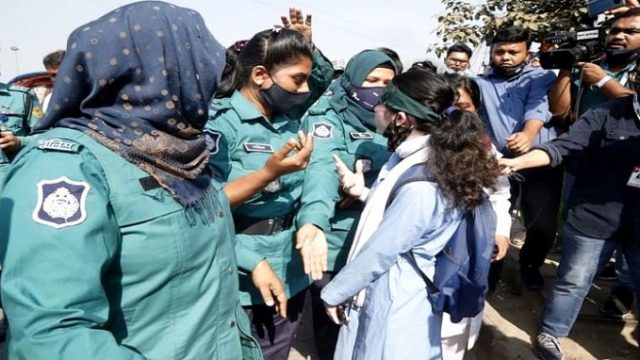 আন্দোলনকারী শিক্ষার্থীদের দাঁড়াতেই দেয়নি পুলিশ