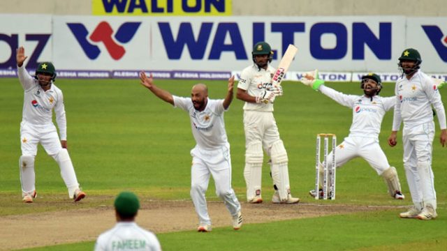 ফলো-অন শঙ্কায় দিন শেষ করলো বাংলাদেশ