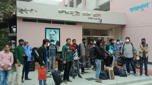 বন্ধের পর ফাঁকা হচ্ছে কুয়েট ক্যাম্পাস