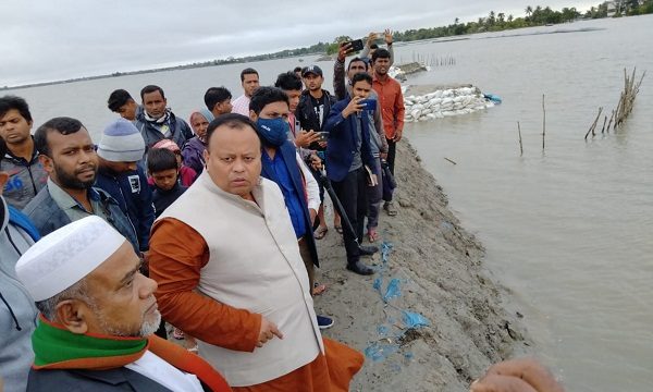 কয়রায় হরিহরপুর বেঁড়িবাঁধ ভেঙ্গে ২ টি গ্রাম প্লাবিত; সংসদ সদস্যের ঘঠনাস্থল পরিদর্শন দ্রুত নির্মানের আশ্বাস