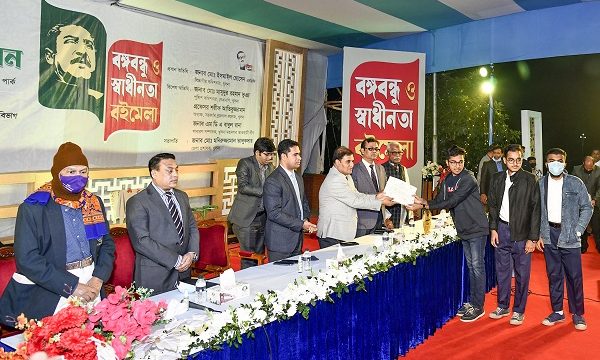 খুলনায় চারদিন ব্যাপী বঙ্গবন্ধু ও স্বাধীনতা বইমেলার সমাপনী  বইমেলায় প্রায় ১৫ লাখ টাকার বই বিক্রি