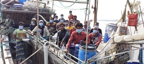 ১৫ দিন গভীর সাগরে ভাসছিলো ২০ জেলে