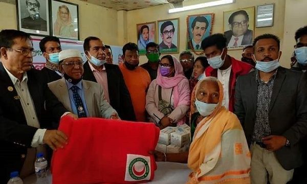 ডুমুরিয়া উপজেলায় দুস্থদের মধ্যে রেড ক্রিসেন্টের পক্ষ থেকে কম্বল বিতরণ