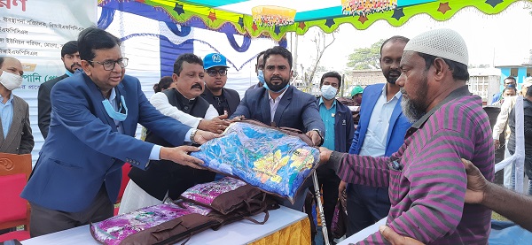 মোংলায় শীতার্তেদর মাঝে রামপাল তাপ বিদ্যুৎ কেন্দ্র কর্তৃপক্ষের কম্বল বিতরণ