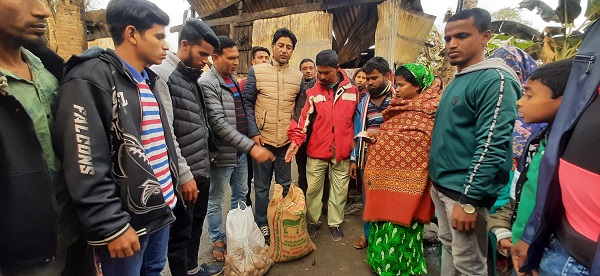 মোংলায় বসতঘর পুড়ে যাওয়া পরিবারের পাশে দাঁড়িয়েছেন লায়ন ফরিদ
