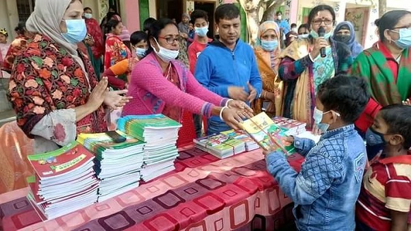 বছরের প্রথম দিনে বটিয়াঘাটায় শিক্ষার্থীদের হাতে পৌছে গেছে নতুন বই
