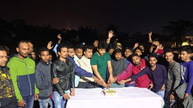 ছাত্রদল নেতা রুবেলের উদ্যোগে কেক কেটে ছাত্রদলের ৪৩ তম প্রতিষ্ঠা বার্ষিকী উদযাপন