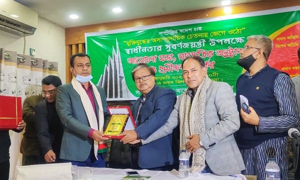 সাংবাদিকতায় সম্মাননা পেলেন মামুন রেজা