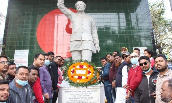 স্বদেশ প্রত্যাবর্তন দিবসে বঙ্গবন্ধুর’র প্রতিকৃতিতে নগর যুবলীগের শ্রদ্ধা নিবেদন