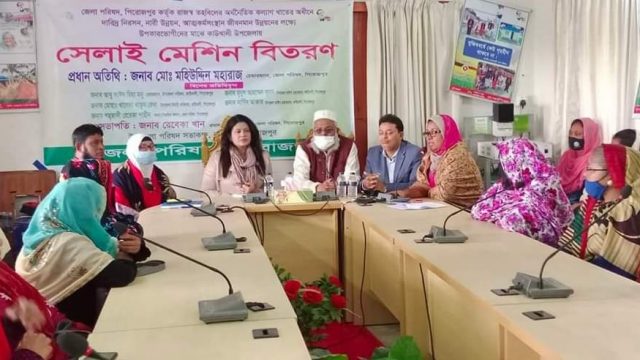 কাউখালীতে হতদরিদ্র বেকার মহিলাদের প্রশিক্ষন শেষে সেলাই মেশিন বিতরন