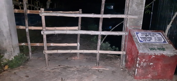 মোংলায় সরকারী রাস্তা আটকে দেয়ায় বিপাকে কয়েকটি পরিবার