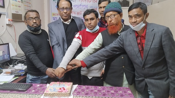 মোরেলগঞ্জে দক্ষিণাঞ্চল সমাচারের প্রতিষ্ঠা বার্ষিকীতে কেক কাটা ও আলোচনা সভা